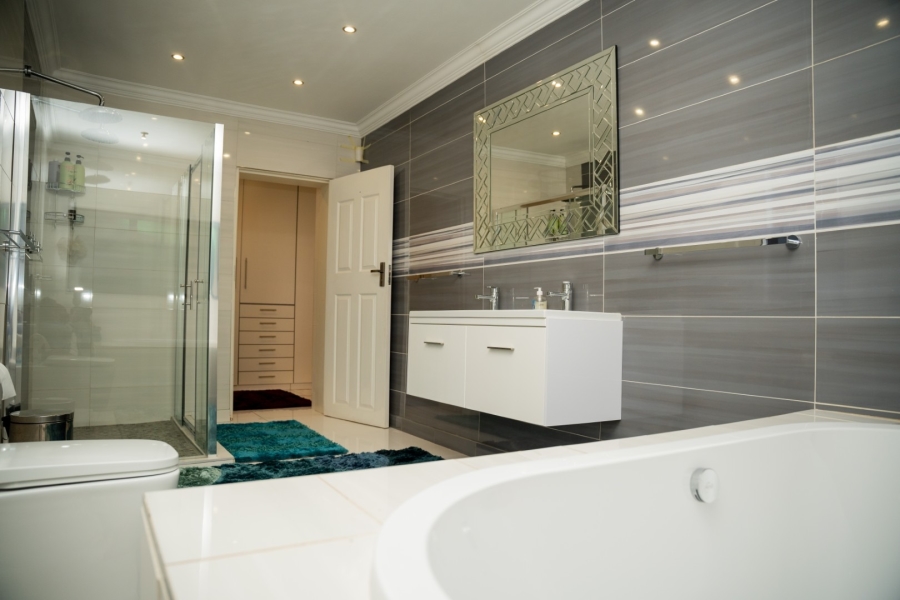 6 Bedroom Property for Sale in Wilkoppies North West